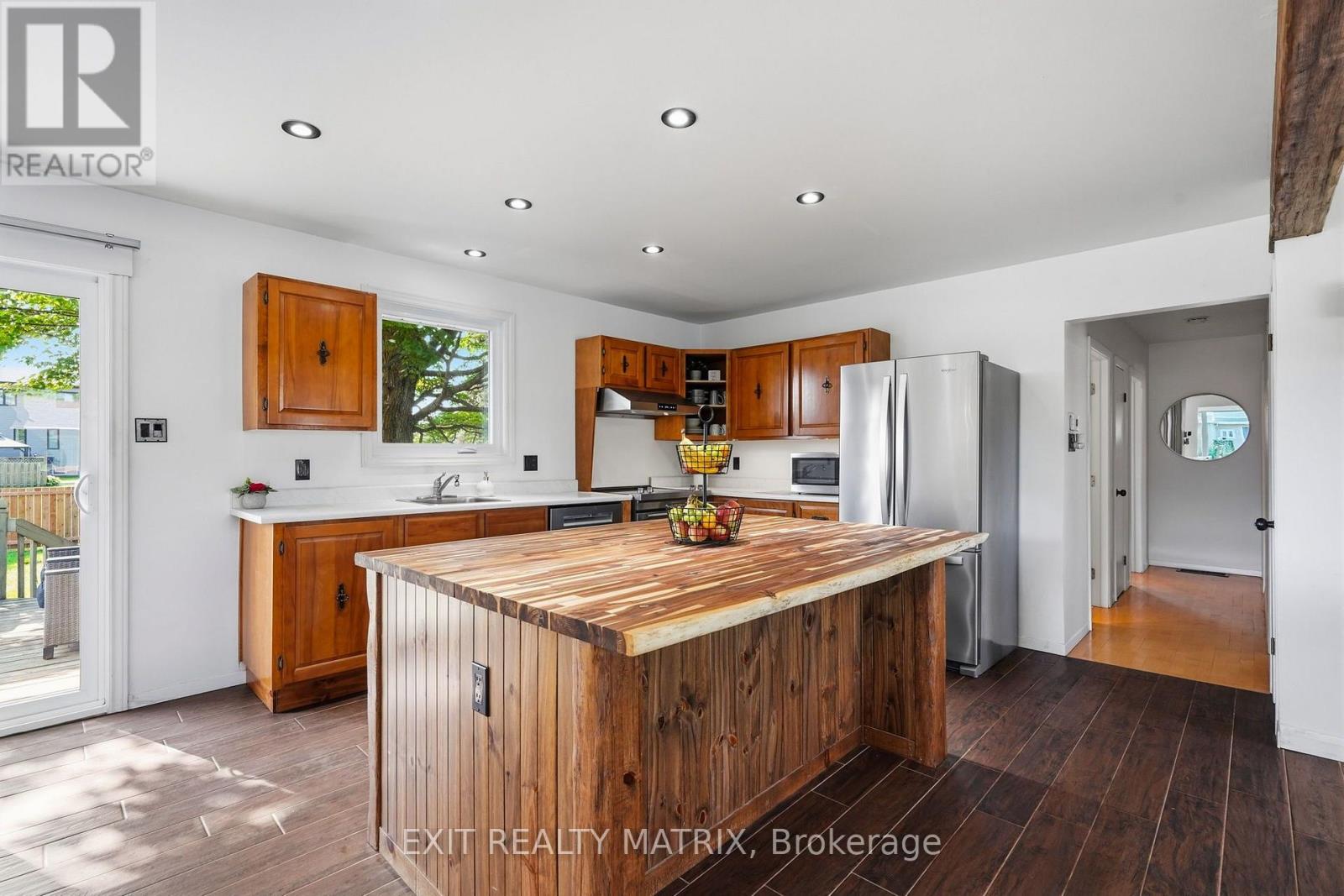 693 CARTIER STREET - Image 8