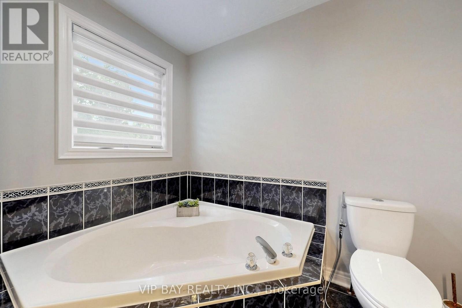 77 AMBERVIEW DRIVE - 24