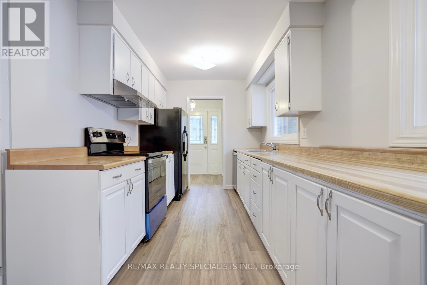 2390 PYRAMID CRESCENT - Image 13
