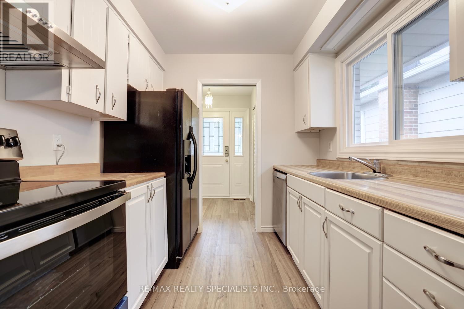 2390 PYRAMID CRESCENT - Image 14