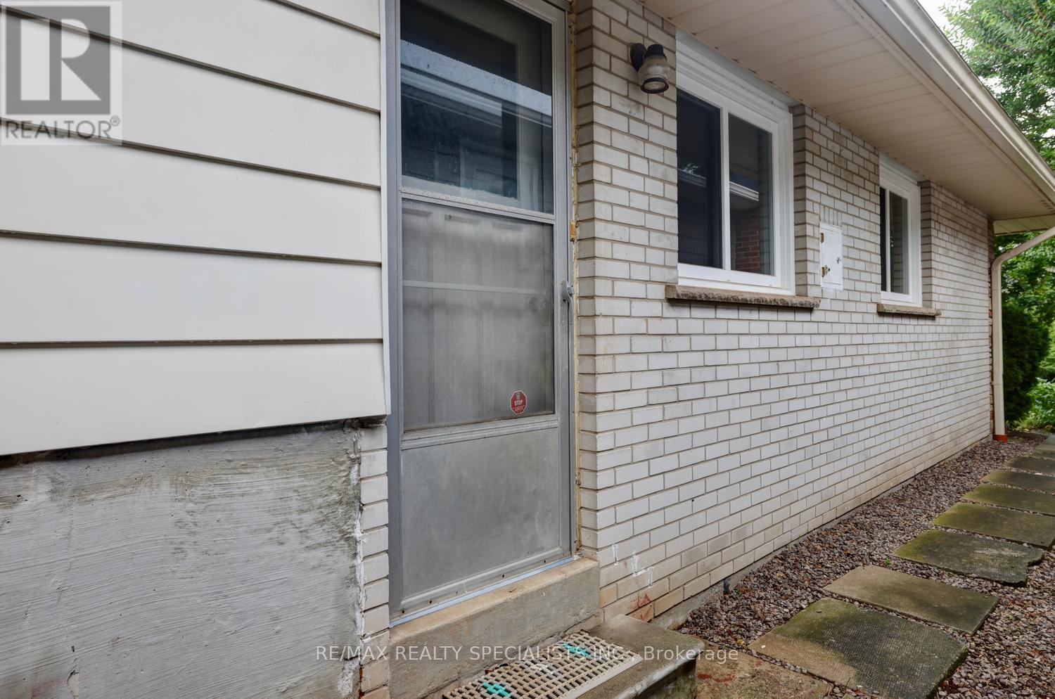 2390 PYRAMID CRESCENT - Image 34