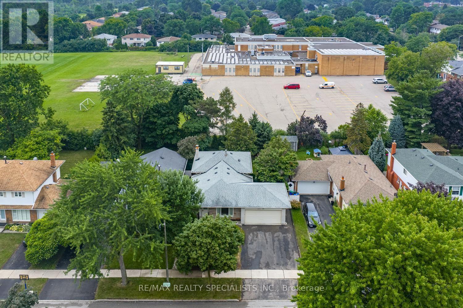 2390 PYRAMID CRESCENT - 46