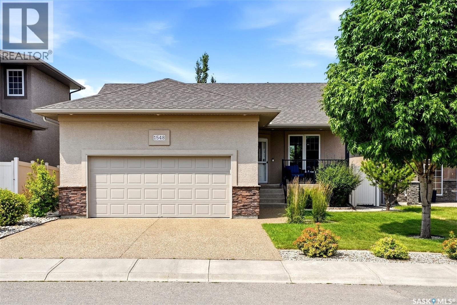 1548 Maple Hill CRESCENT N
