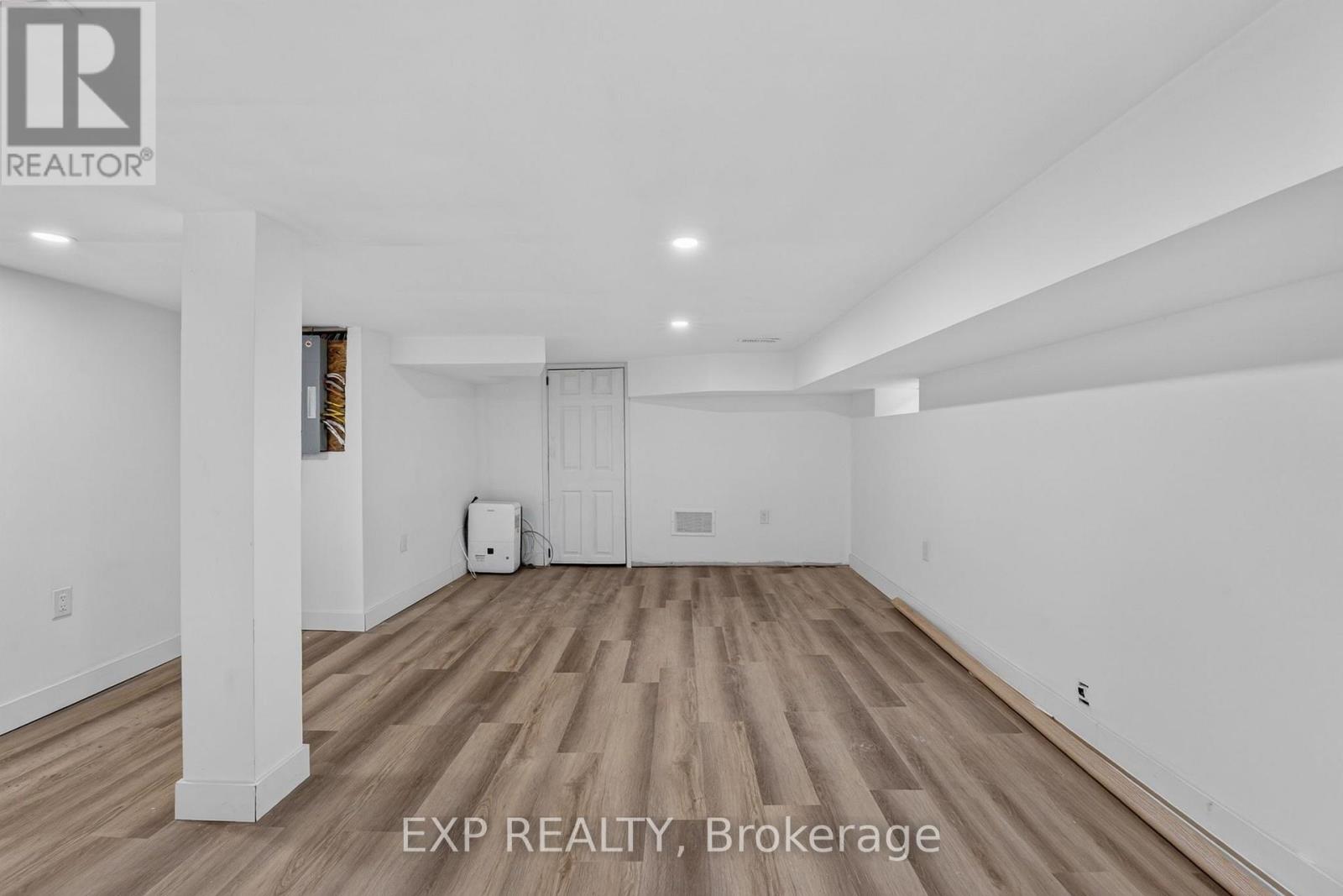 325 QUEENSDALE AVENUE E - Image 45