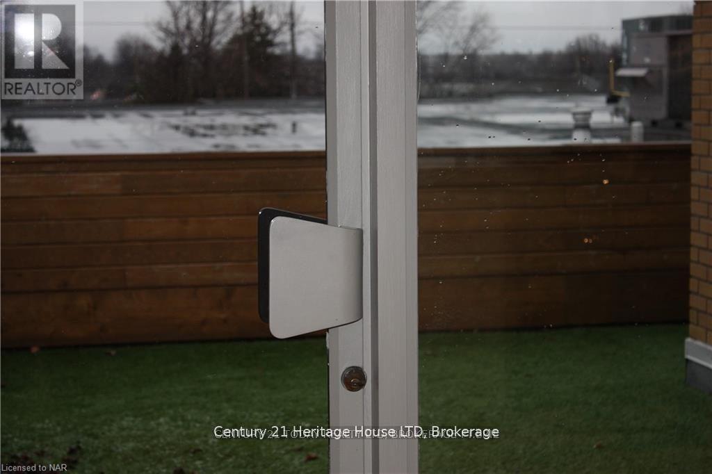 238 Bertie Street — photo 12