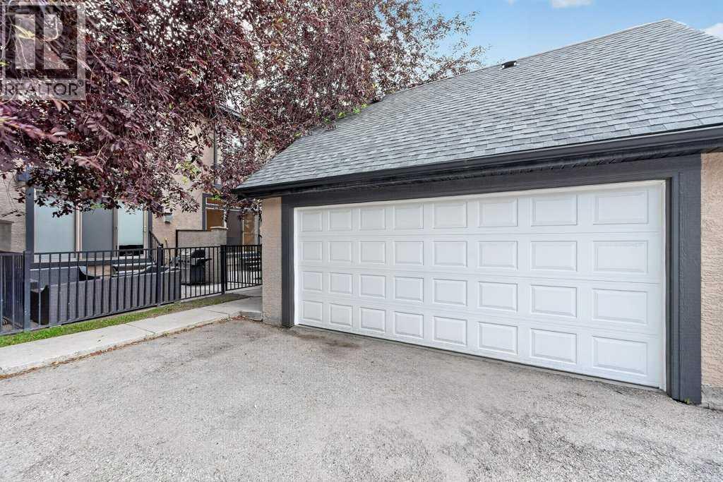 #20 6 Scarpe Drive SW - 43