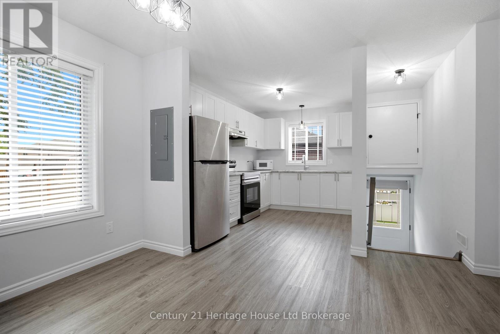 #4 34 BAIN STREET - 10
