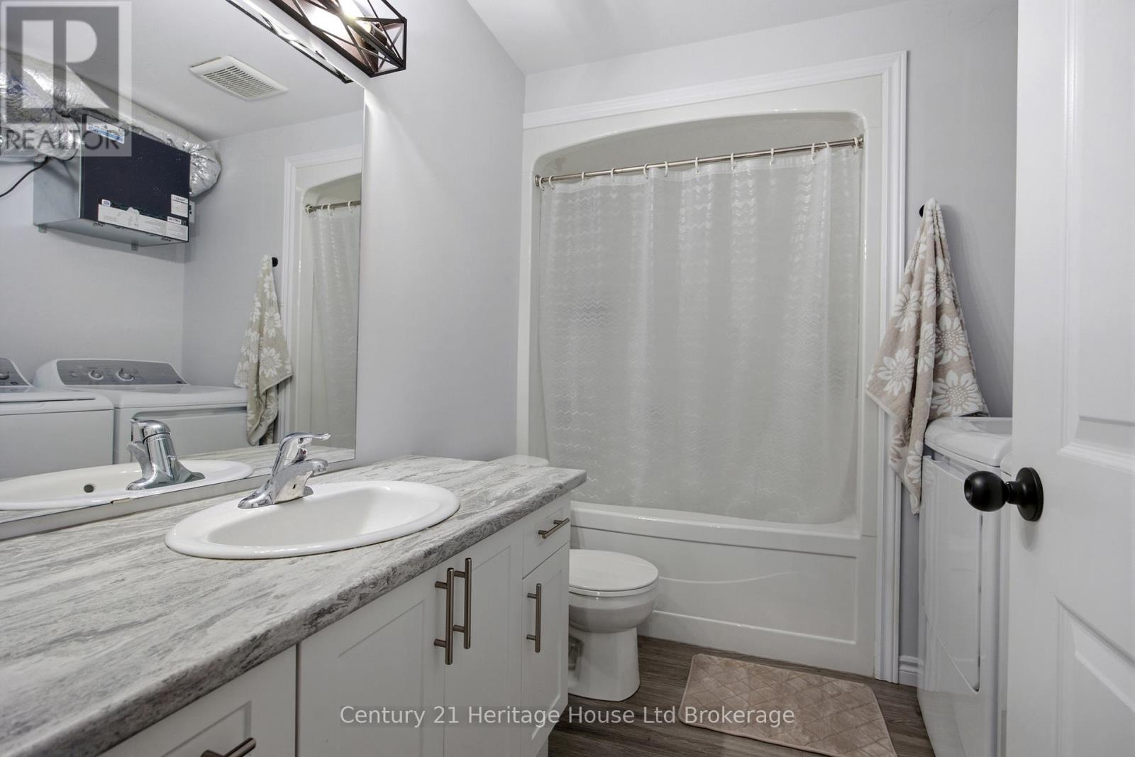 #4 34 BAIN STREET - 17