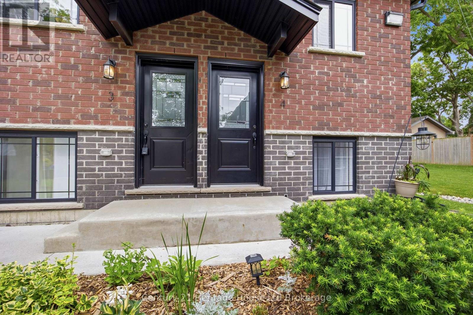 #4 34 BAIN STREET - 3
