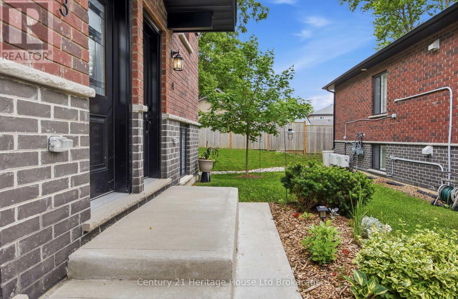 #4 34 BAIN STREET - 5