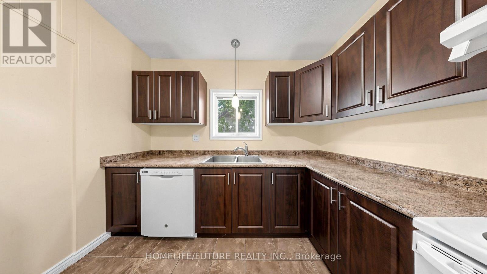 804 DUNDAS STREET W - 17