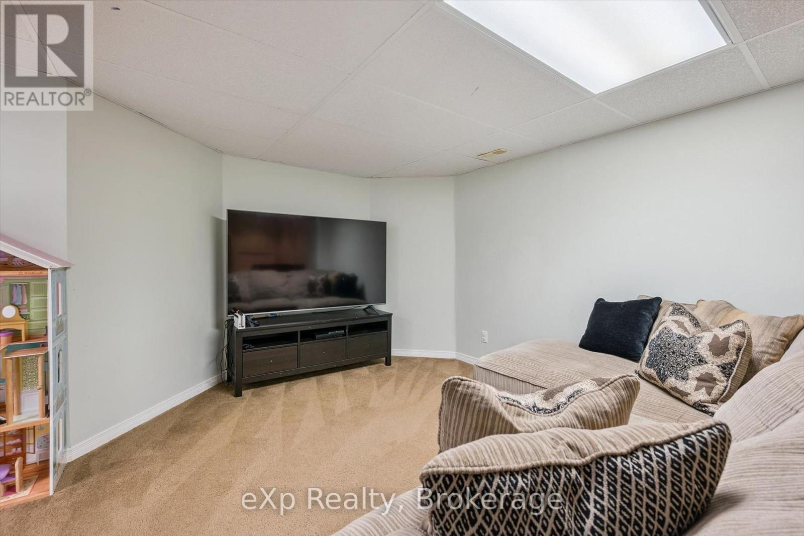 296 TAIT CRESCENT - 32