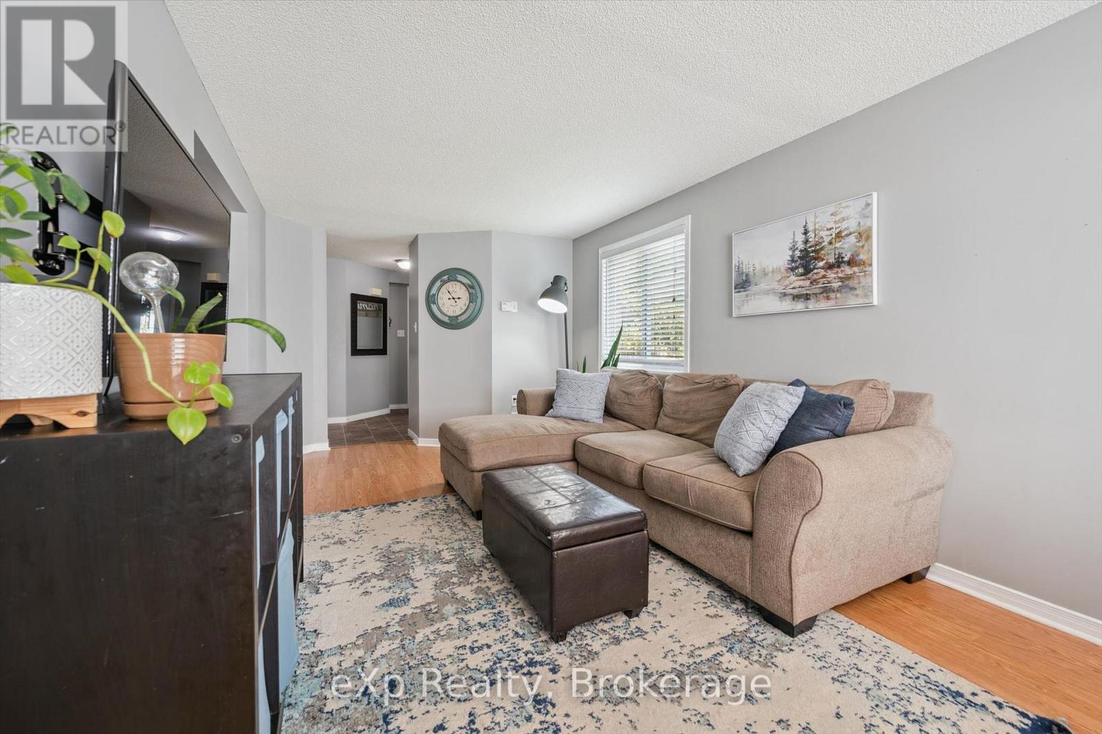 296 TAIT CRESCENT - 6