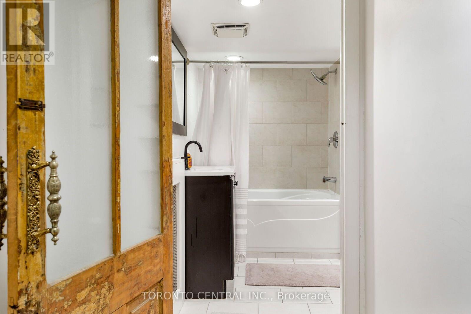 24 MANNING AVENUE - 15