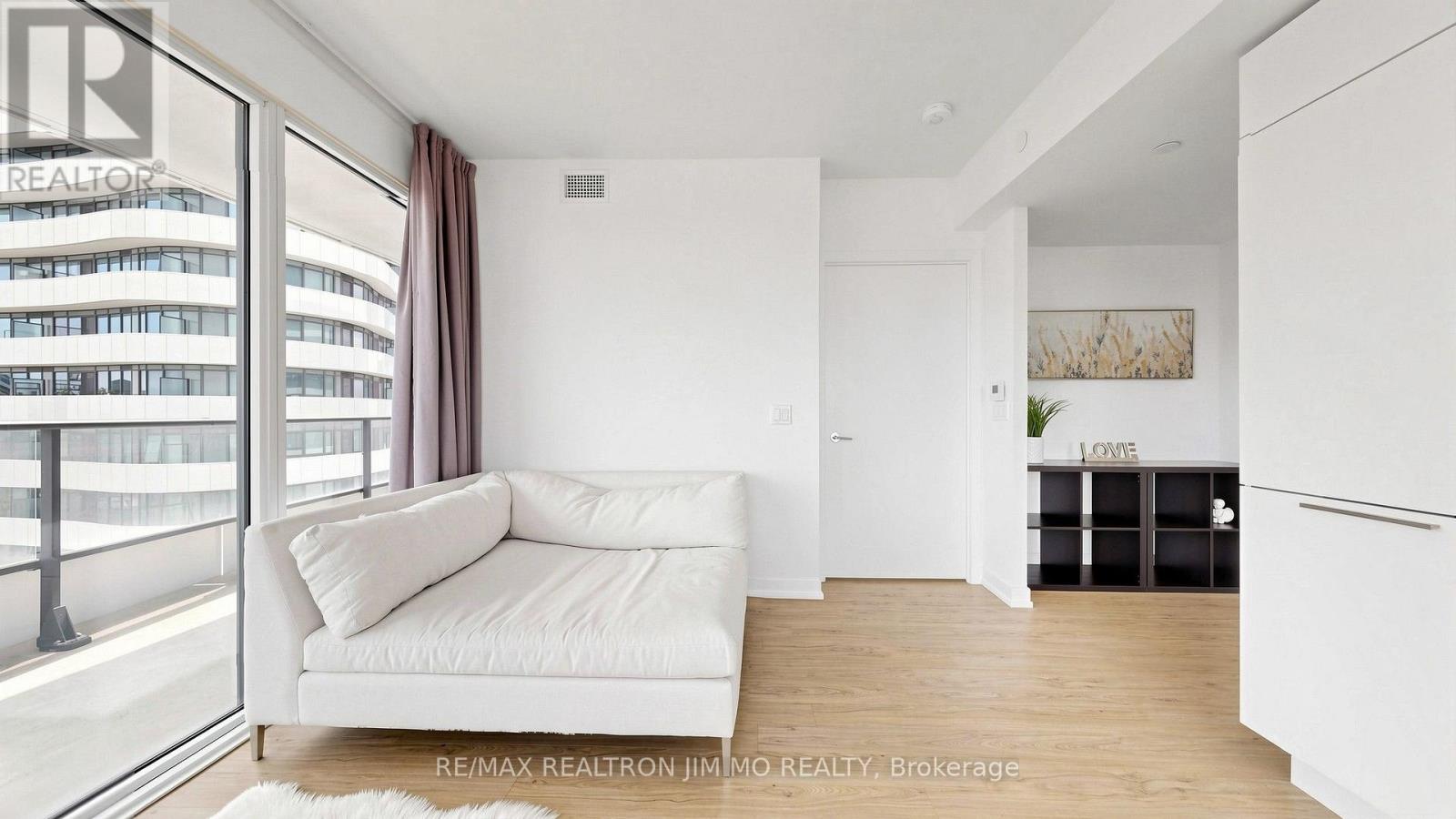 #4116 85 WOOD STREET - Image 9