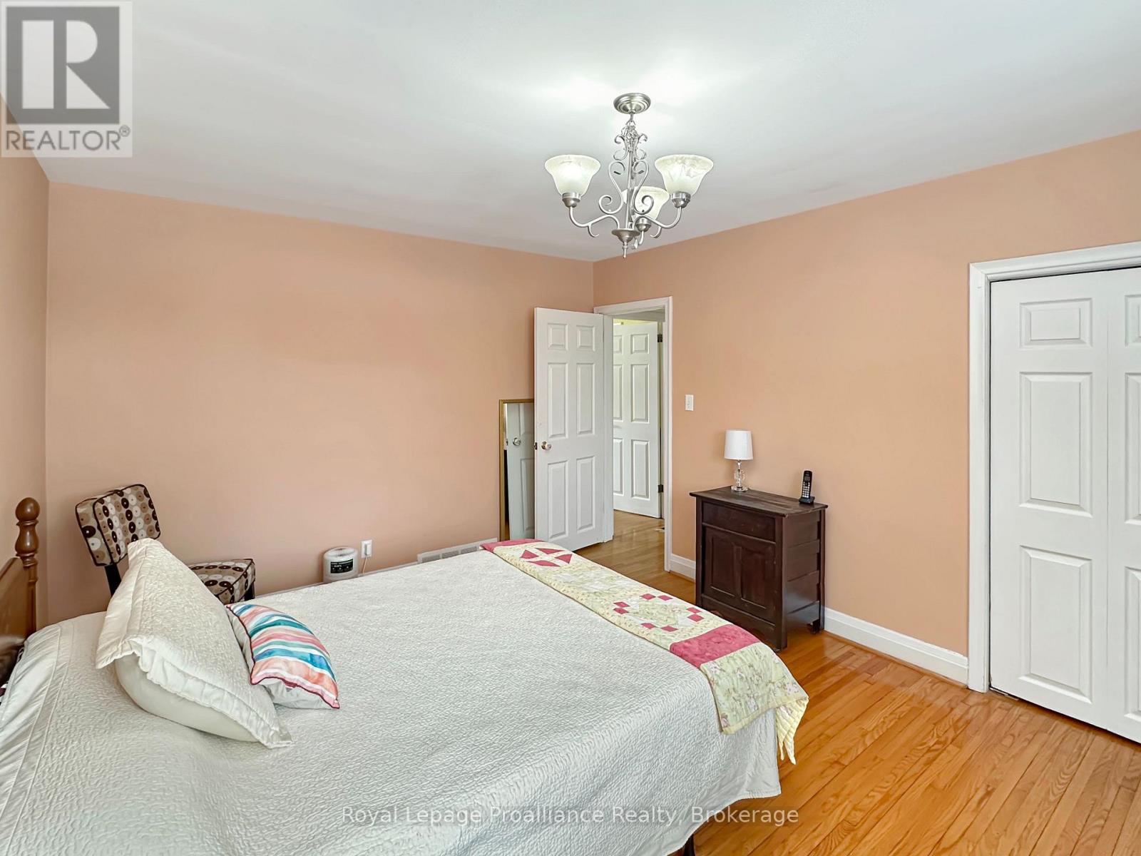 7 EASTWOOD PARK DRIVE - 24