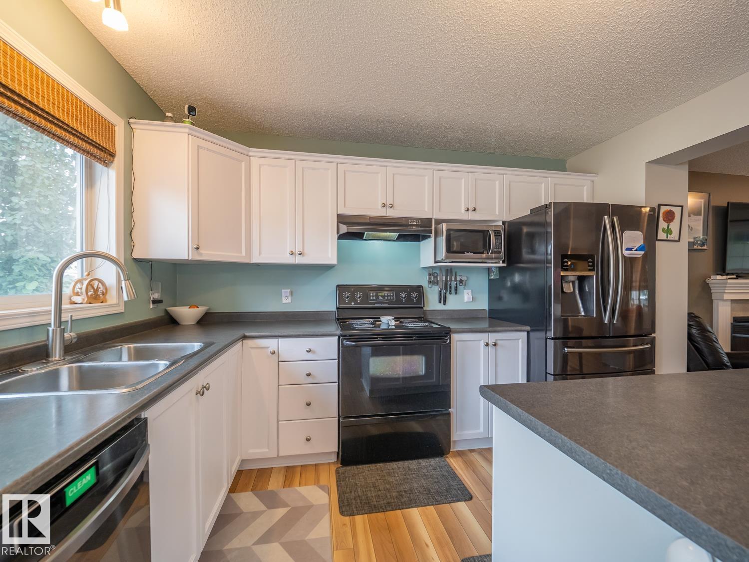 12124 17 AV SW - 10