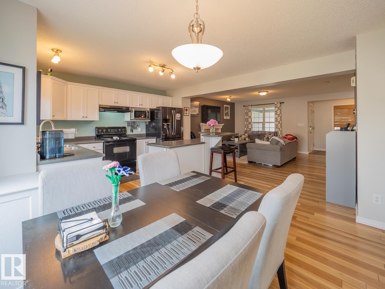 12124 17 AV SW - 14
