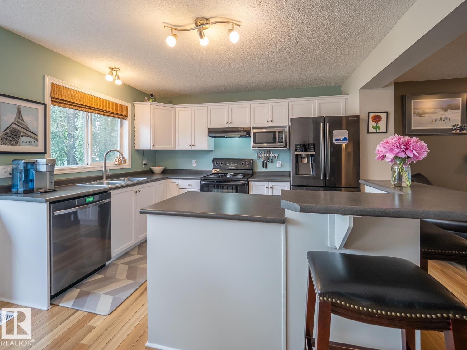 12124 17 AV SW - 9