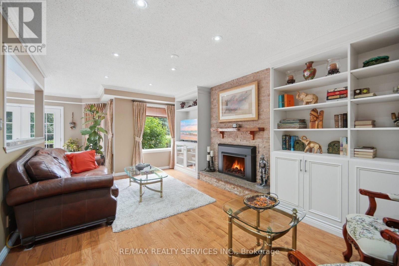 29 CHRISTIE DRIVE - 21