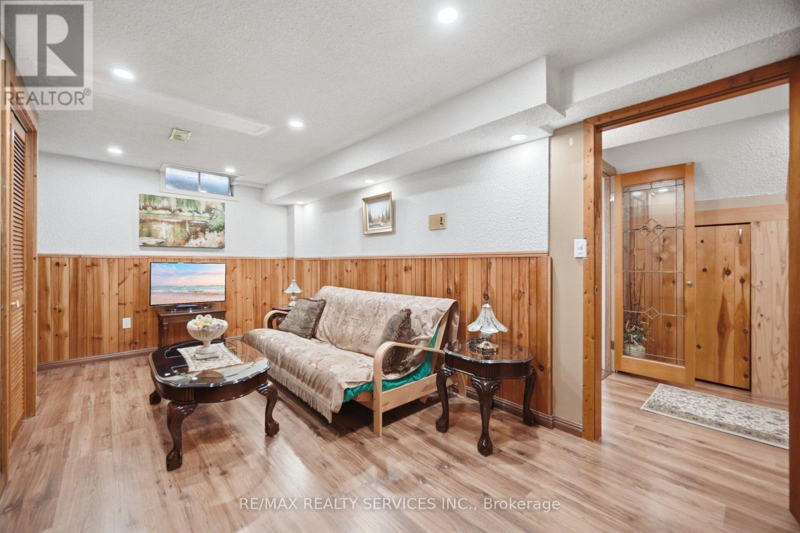 29 CHRISTIE DRIVE - 41