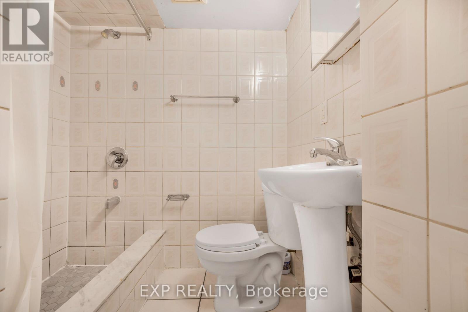 128 OLYMPIA CRESCENT - 24