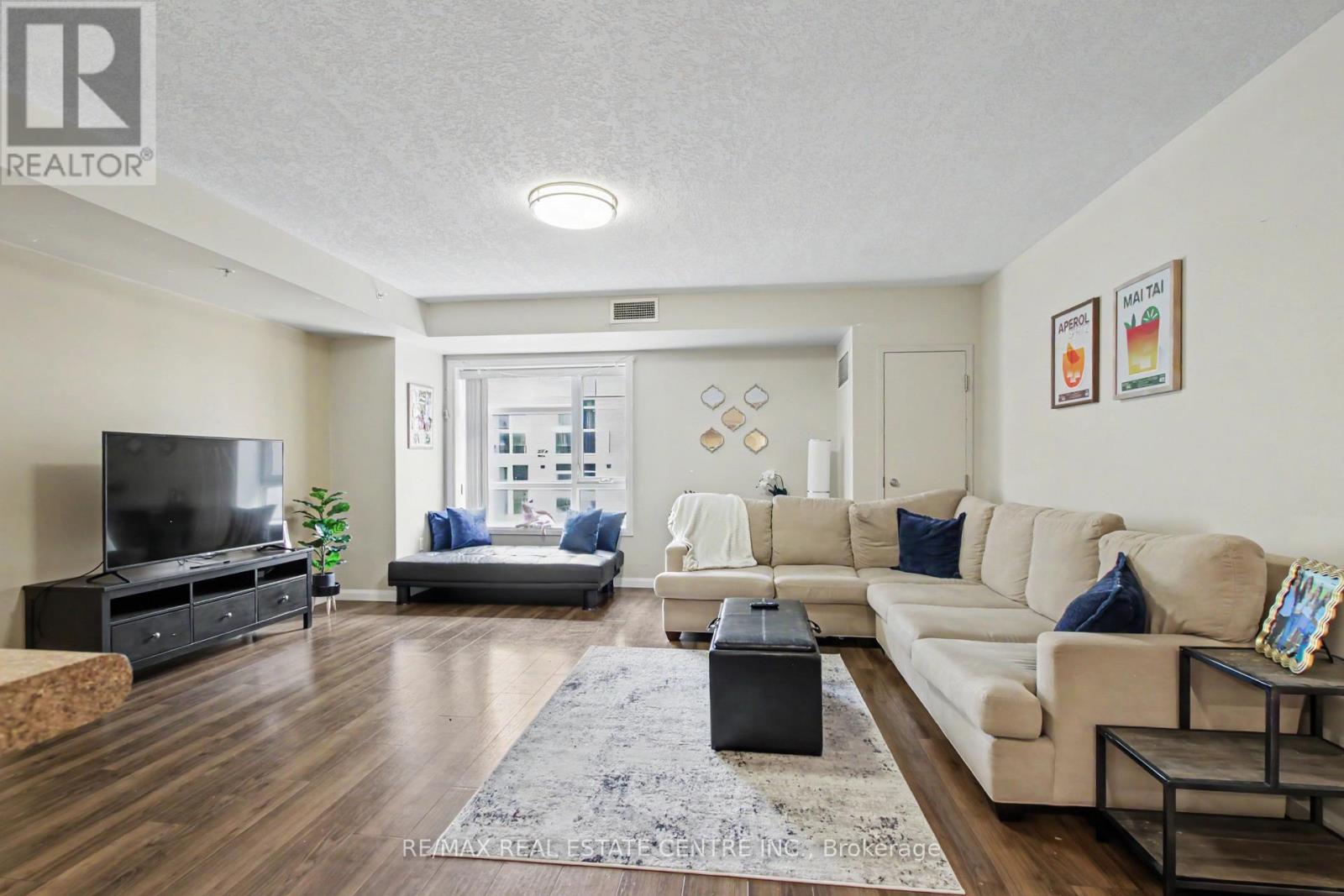 96 UNIVERSITY AVENUE W - 12