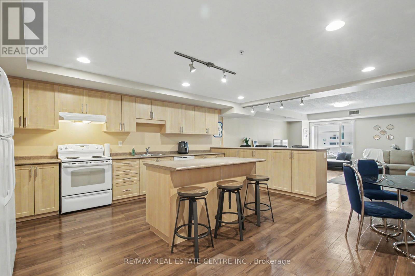 96 UNIVERSITY AVENUE W - 13