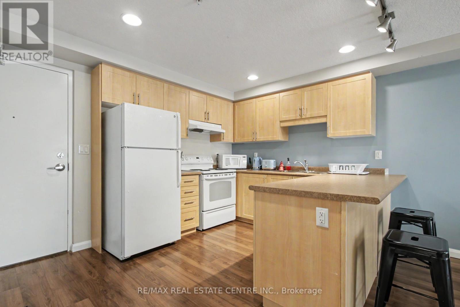 96 UNIVERSITY AVENUE W - Image 16