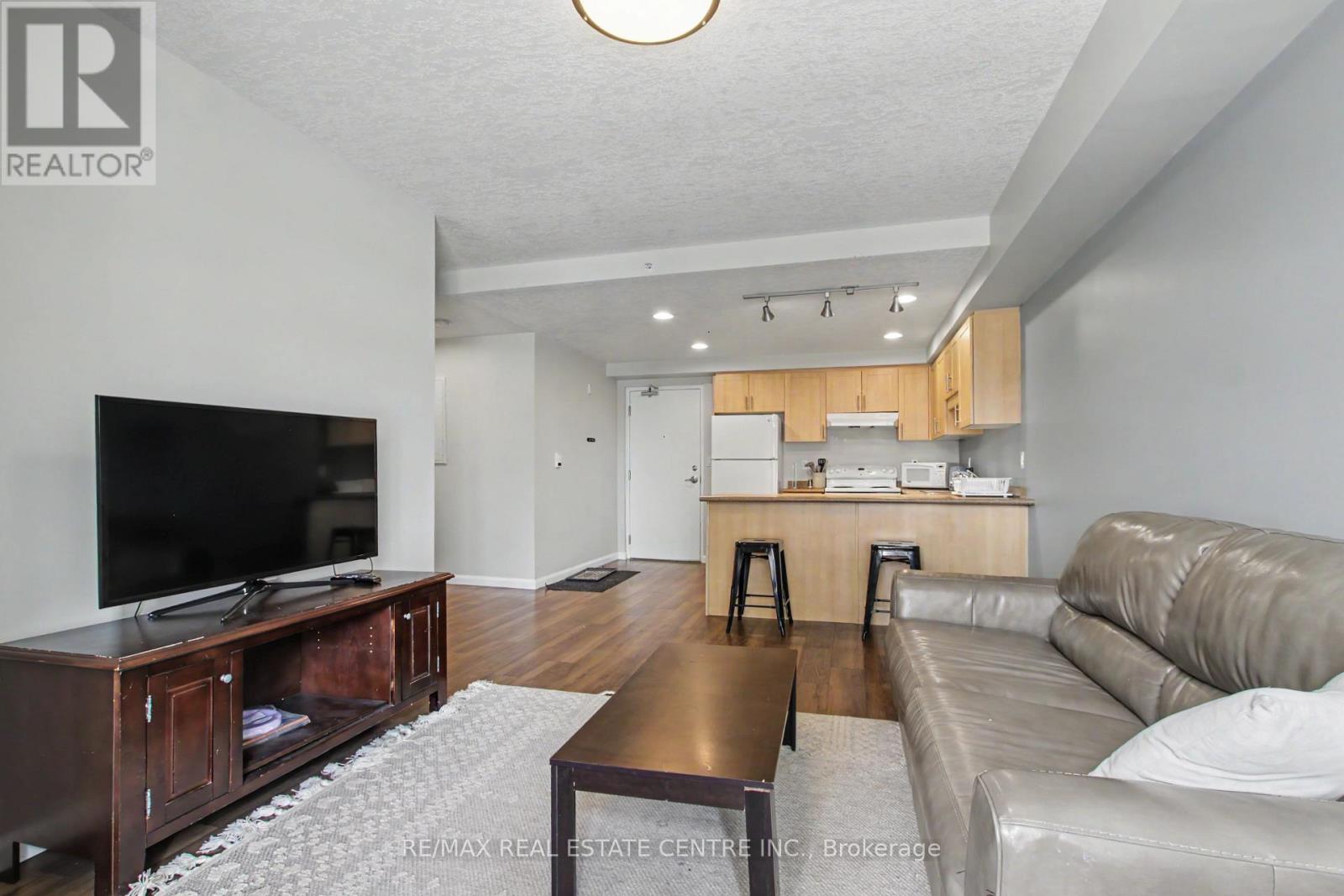 96 UNIVERSITY AVENUE W - 18