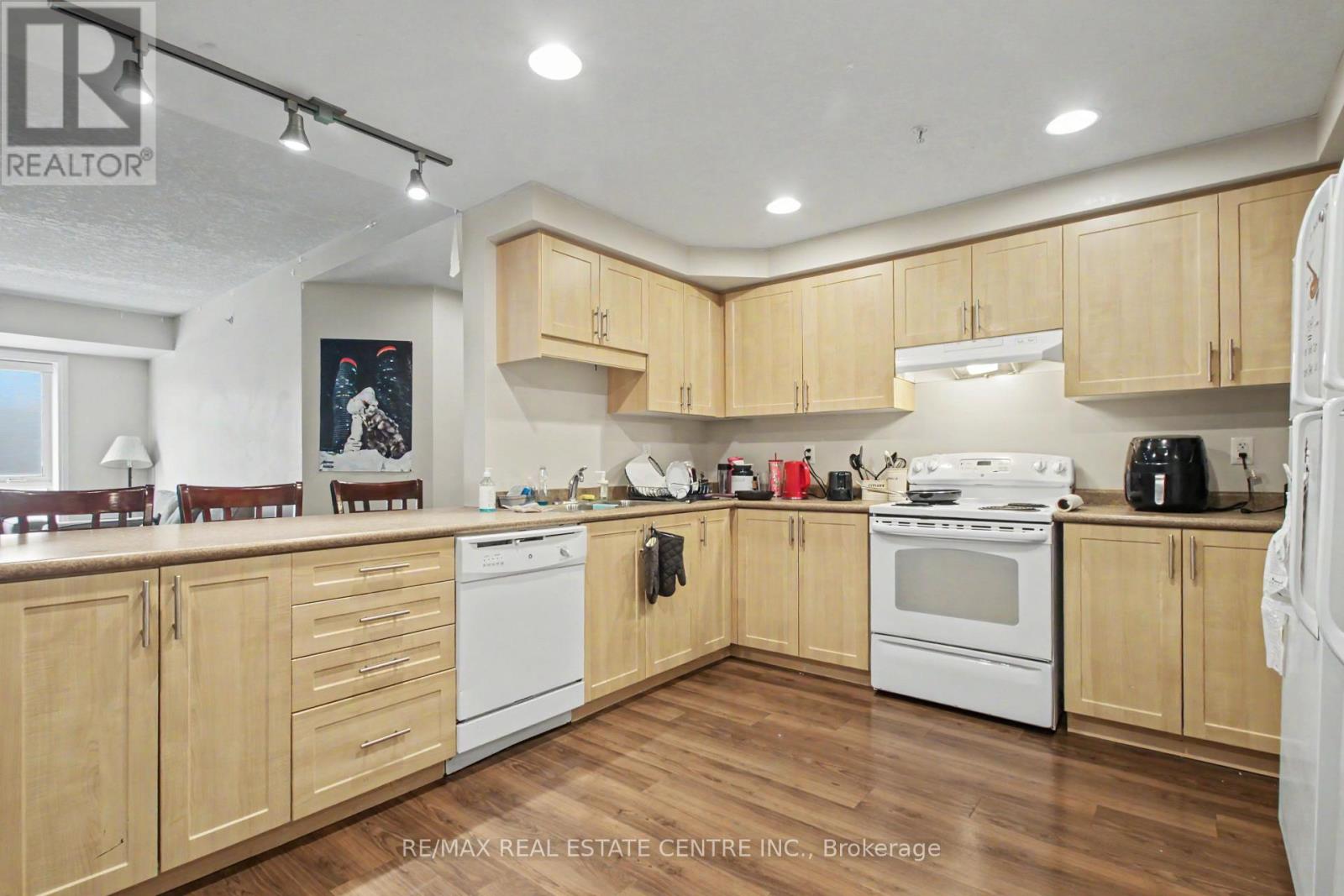96 UNIVERSITY AVENUE W - 19