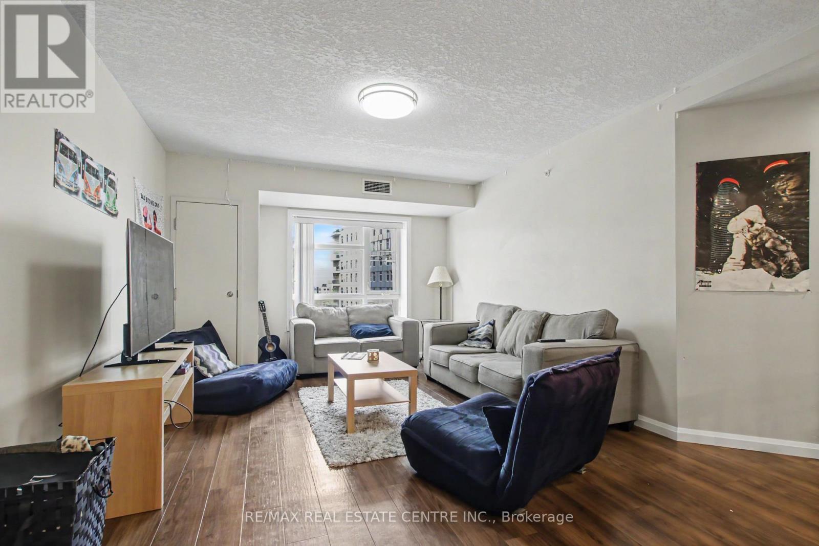 96 UNIVERSITY AVENUE W - Image 20