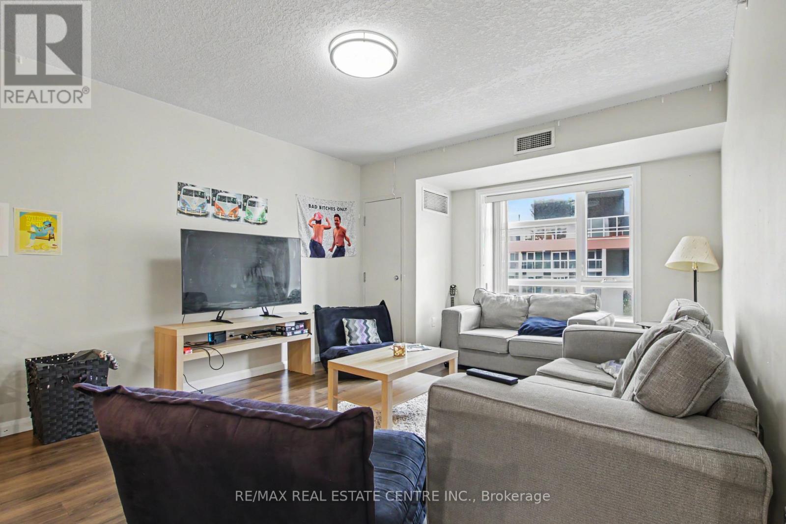 96 UNIVERSITY AVENUE W - Image 21