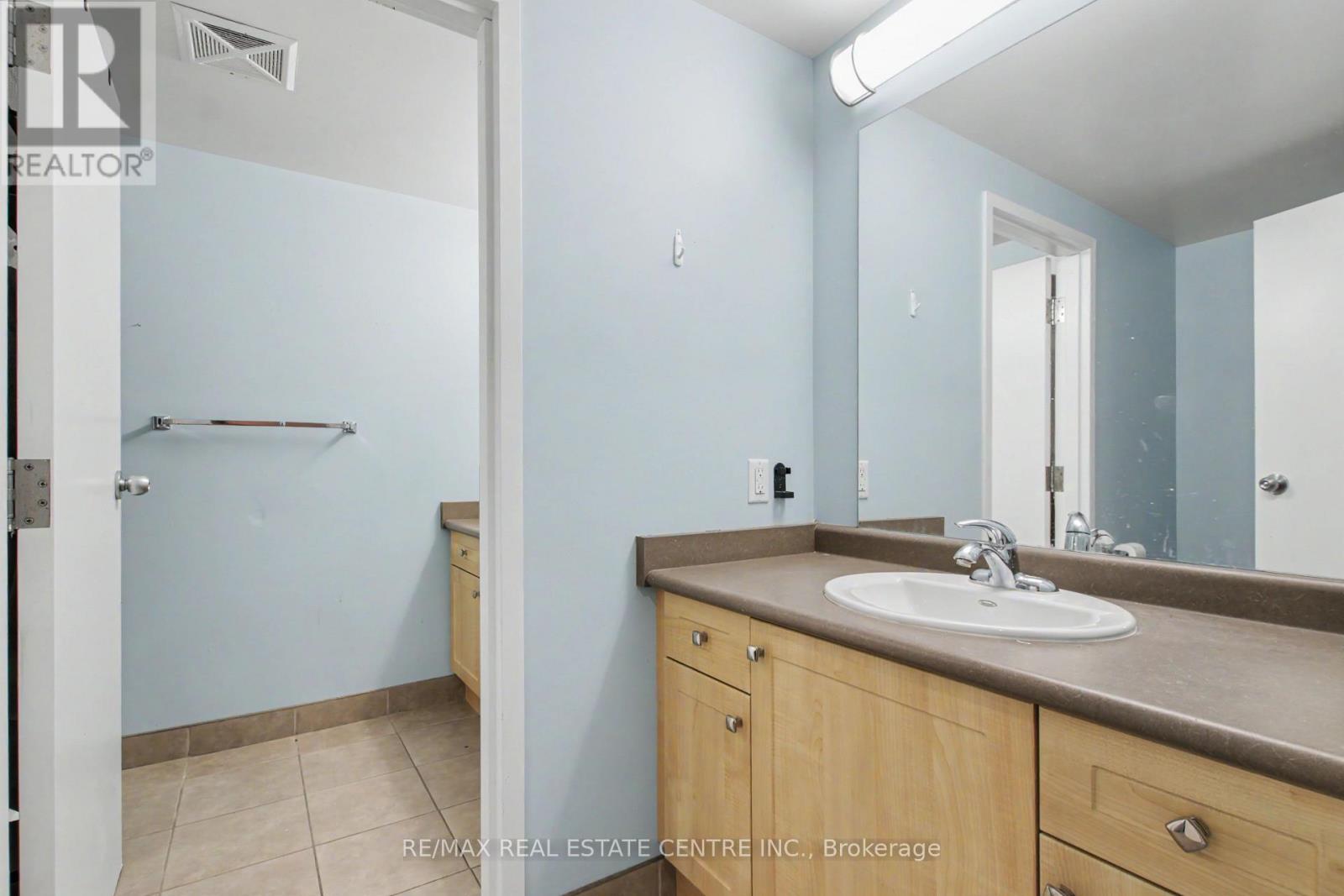 96 UNIVERSITY AVENUE W - 7