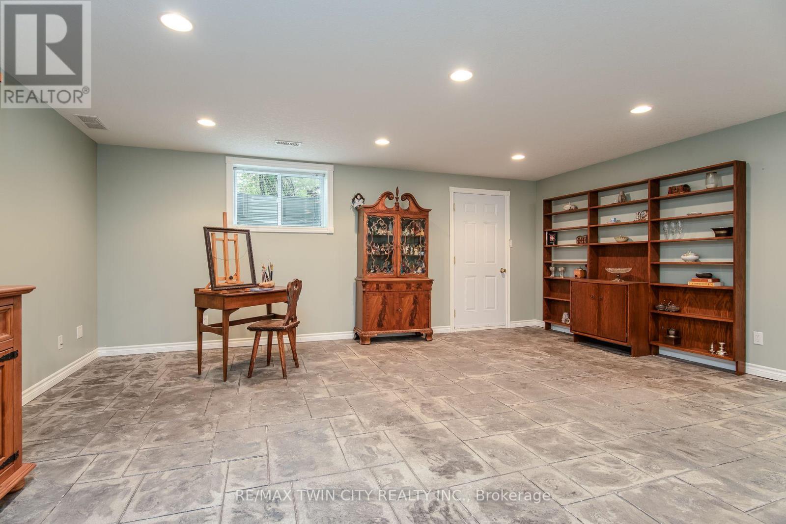190 LASCHINGER BOULEVARD - 32