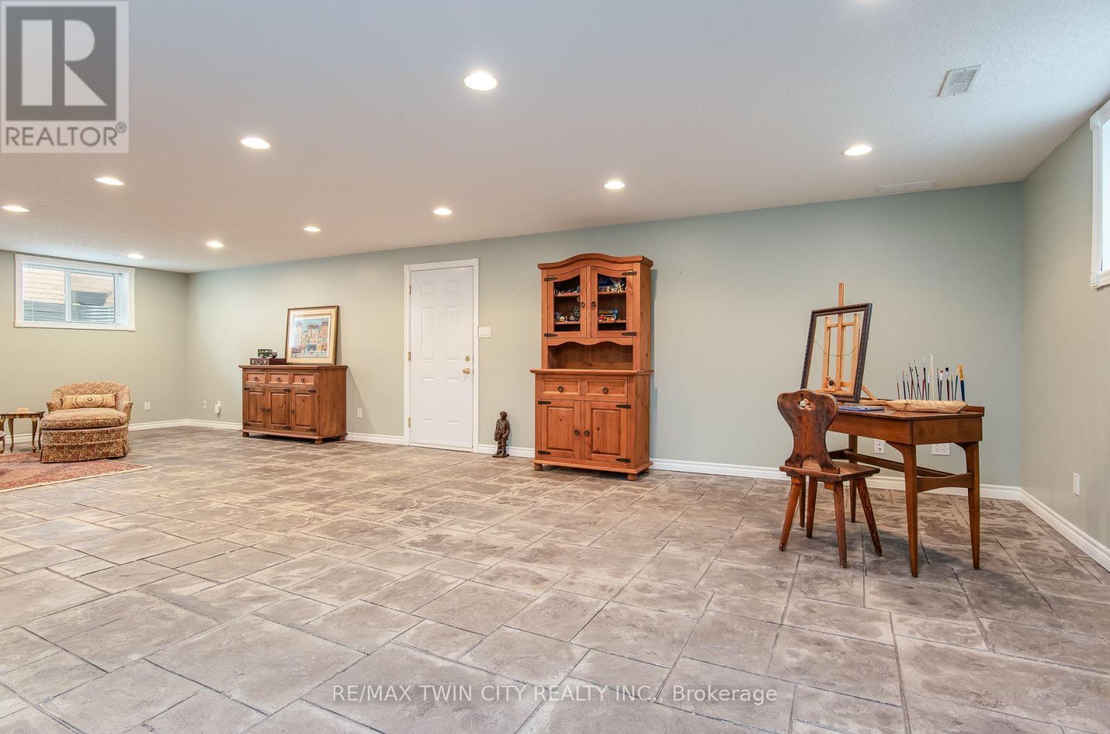 190 LASCHINGER BOULEVARD - 33