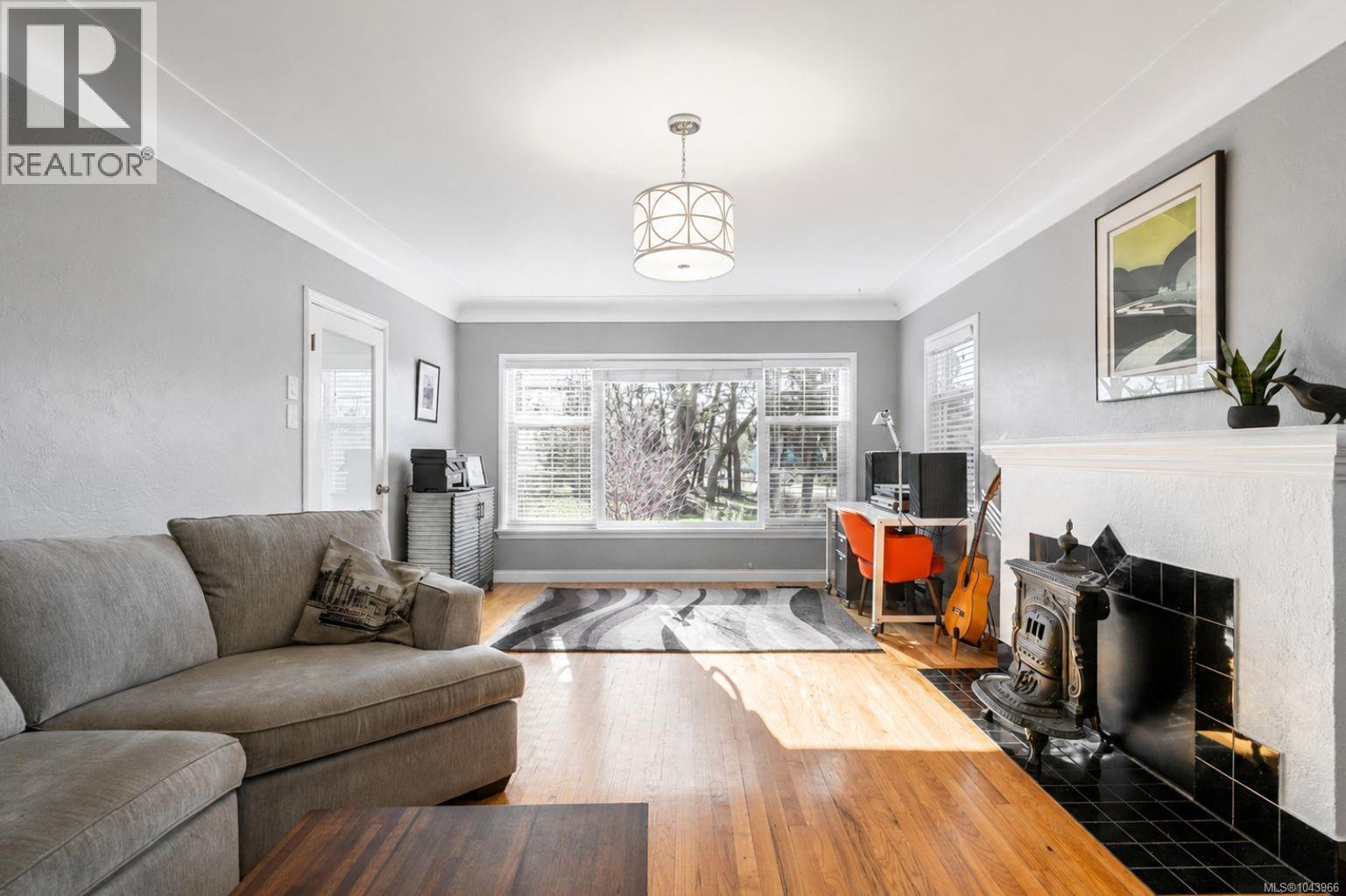 3771 Winston Cres - 6
