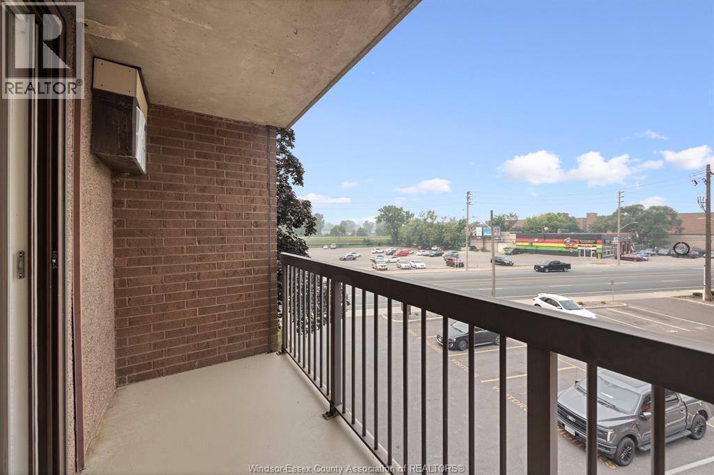 #306 3950 WYANDOTTE STREET East - 24