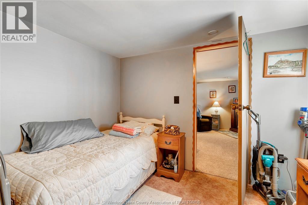 4 ROBIN CRESCENT - 23