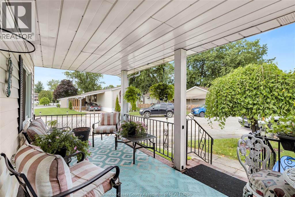 4 ROBIN CRESCENT - 24