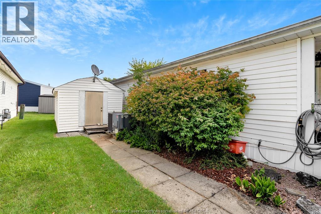4 ROBIN CRESCENT - 26
