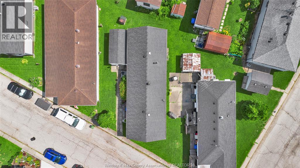 4 ROBIN CRESCENT - 33