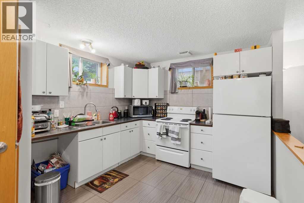 2219 35 Street SW - 18