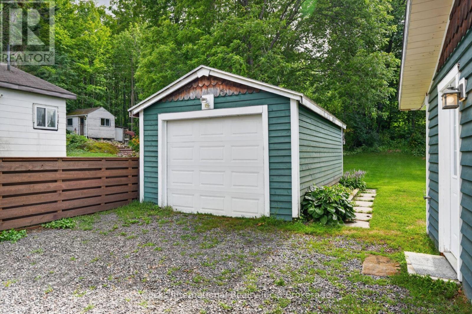185 MCPHERSON STREET - Image 32