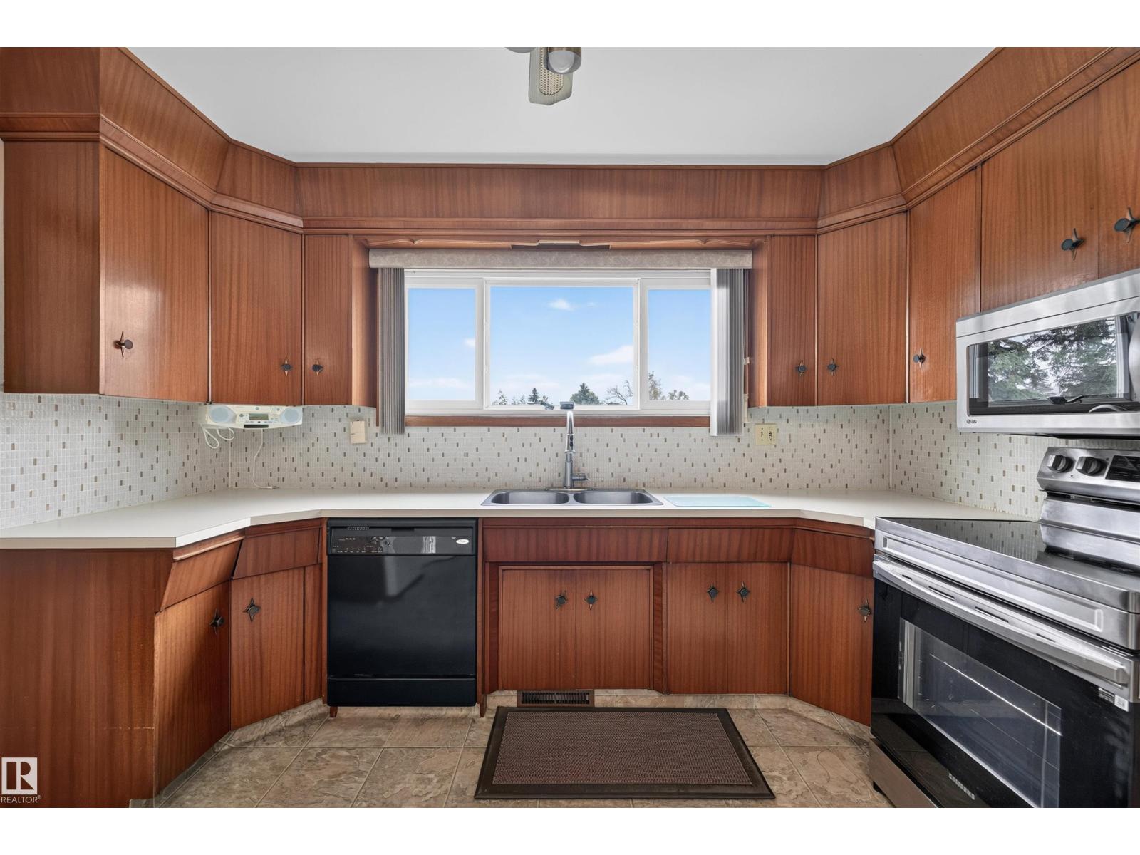 7011 141 Avenue NW NW NW - 11