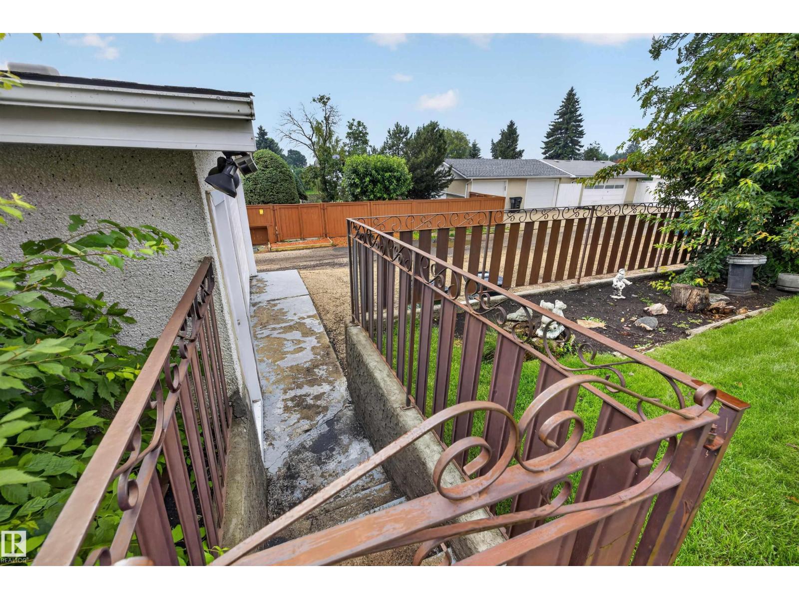 7011 141 Avenue NW NW NW - 35