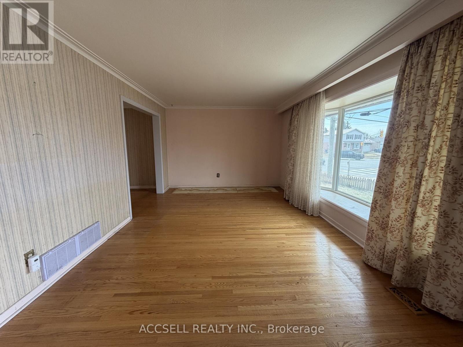 135 MOUNTAINVIEW ROAD S - 4