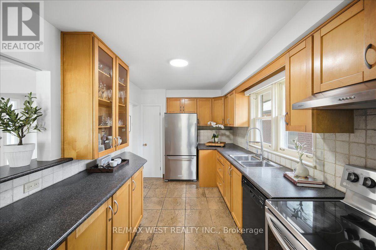 19 DECARIE CIRCLE - 17
