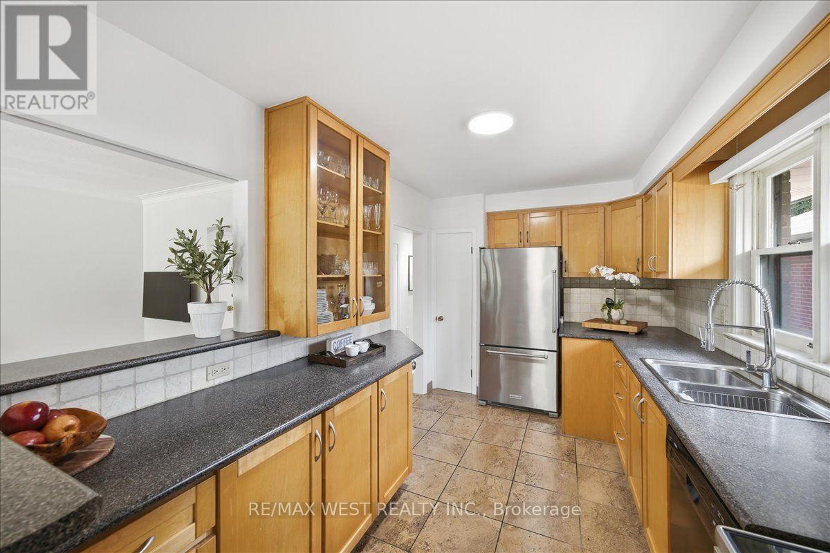 19 DECARIE CIRCLE - 18