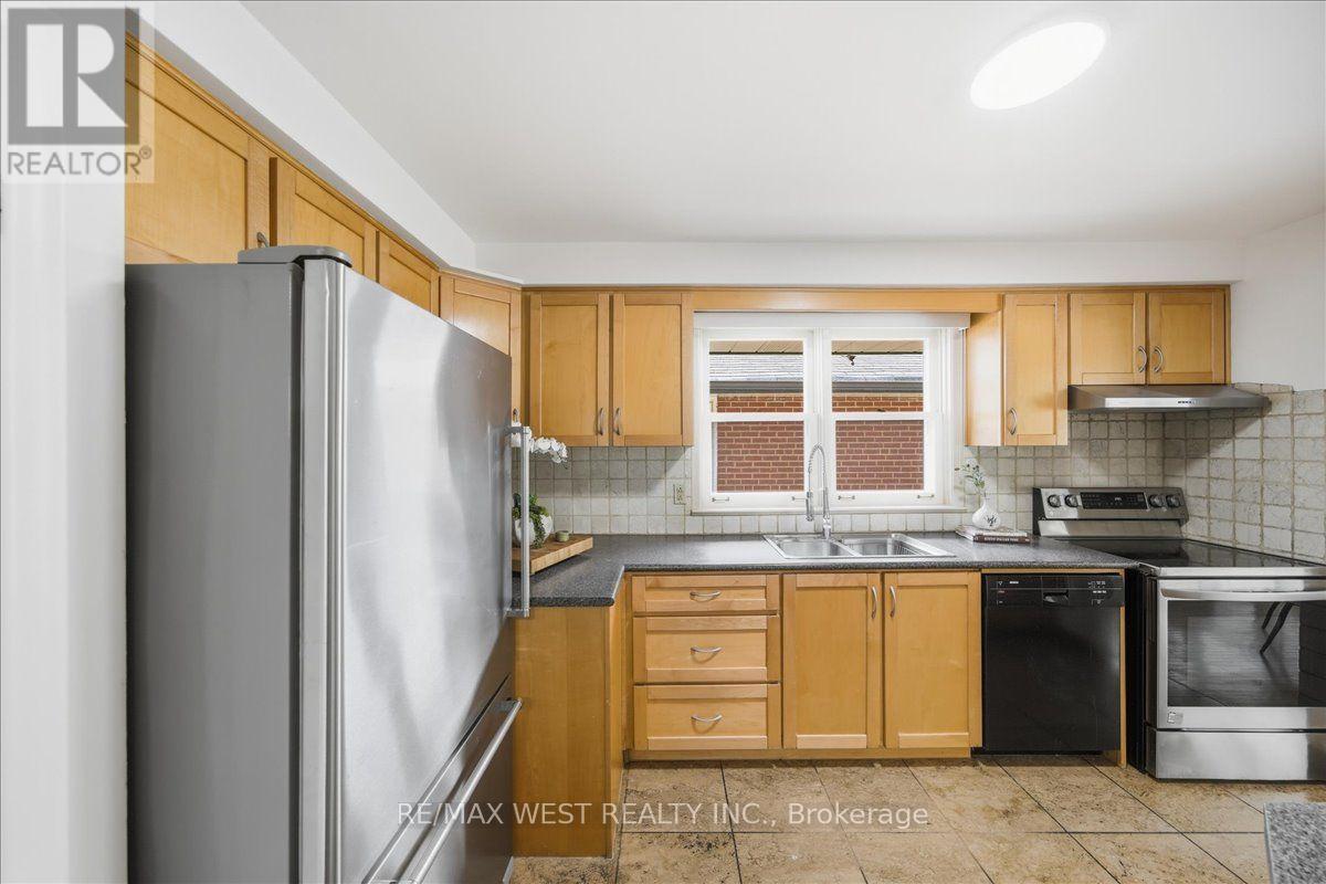 19 DECARIE CIRCLE - 20